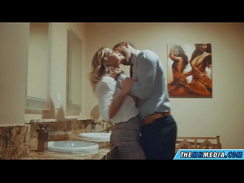 ❤️ Pamene blonde wabusty akunyengererani m'chimbudzi cha anthu onse ❤  zolaula ny.sexvideosex.top  ❌❤